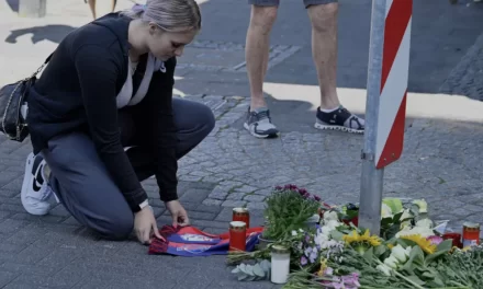 A Solingen un presunto terrorista uccide tre persone