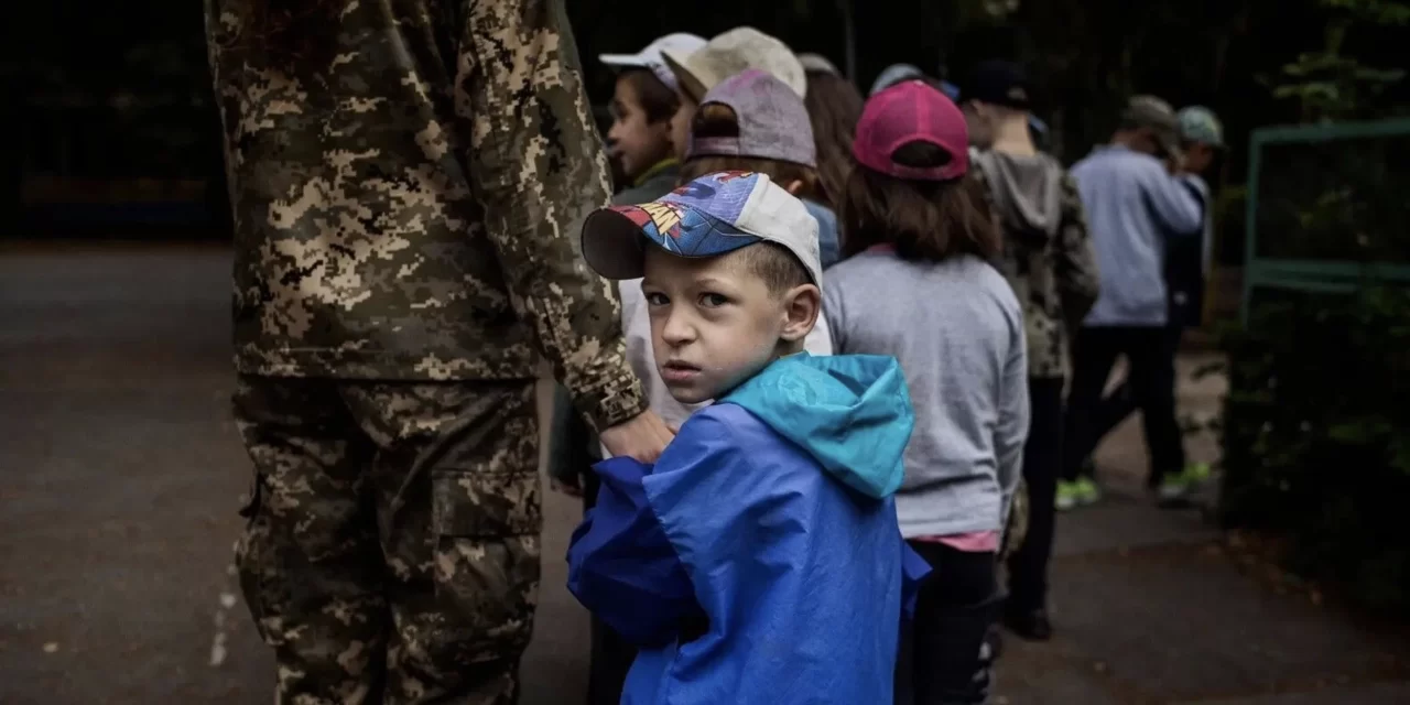 Bambini in armi: l’indottrinamento bellico della Russia in Ucraina
