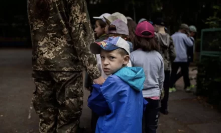 Bambini in armi: l’indottrinamento bellico della Russia in Ucraina