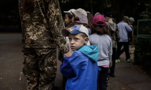 Bambini in armi: l’indottrinamento bellico della Russia in Ucraina