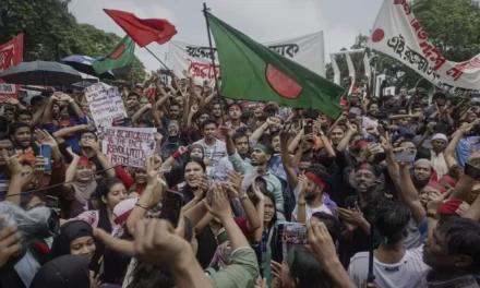 Rivolta a Dacca: Sheikh Hasina fugge mentre i manifestanti prendono d’assalto il palazzo del primo ministro