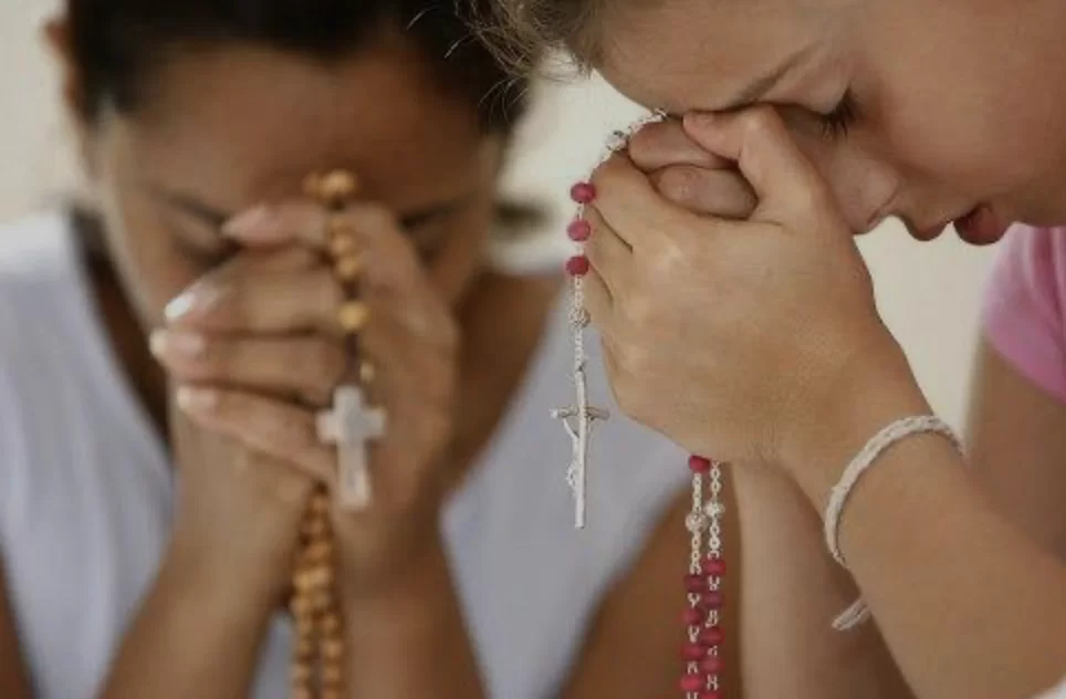 Il Rosario è ancora rilevante? Un’indagine sul suo impatto sul benessere e la salute mentale