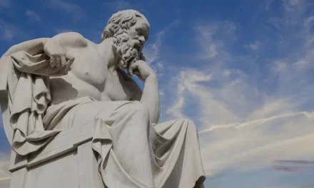 La conoscenza di sé e la riflessione critica sono le basi di una vita autentica