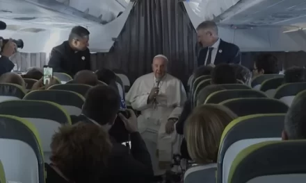 Papa Francesco ai giornalisti: “Aborto e respingimento dei migranti sono ambedue contro la vita “