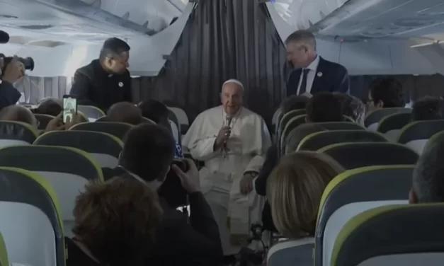 Papa Francesco ai giornalisti: “Aborto e respingimento dei migranti sono ambedue contro la vita “