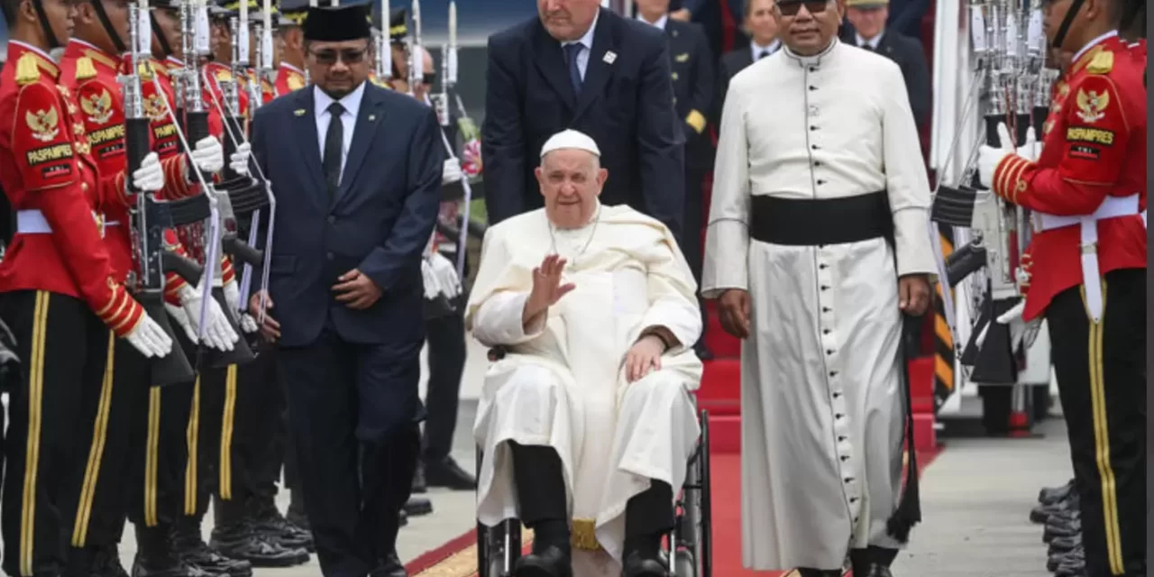 Papa Francesco è arrivato in Indonesia: Un Messaggio di Speranza in un Contesto di Transizione