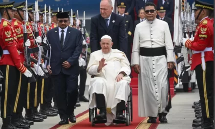Papa Francesco è arrivato in Indonesia: Un Messaggio di Speranza in un Contesto di Transizione