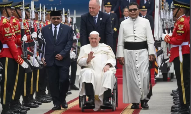 Papa Francesco è arrivato in Indonesia: Un Messaggio di Speranza in un Contesto di Transizione