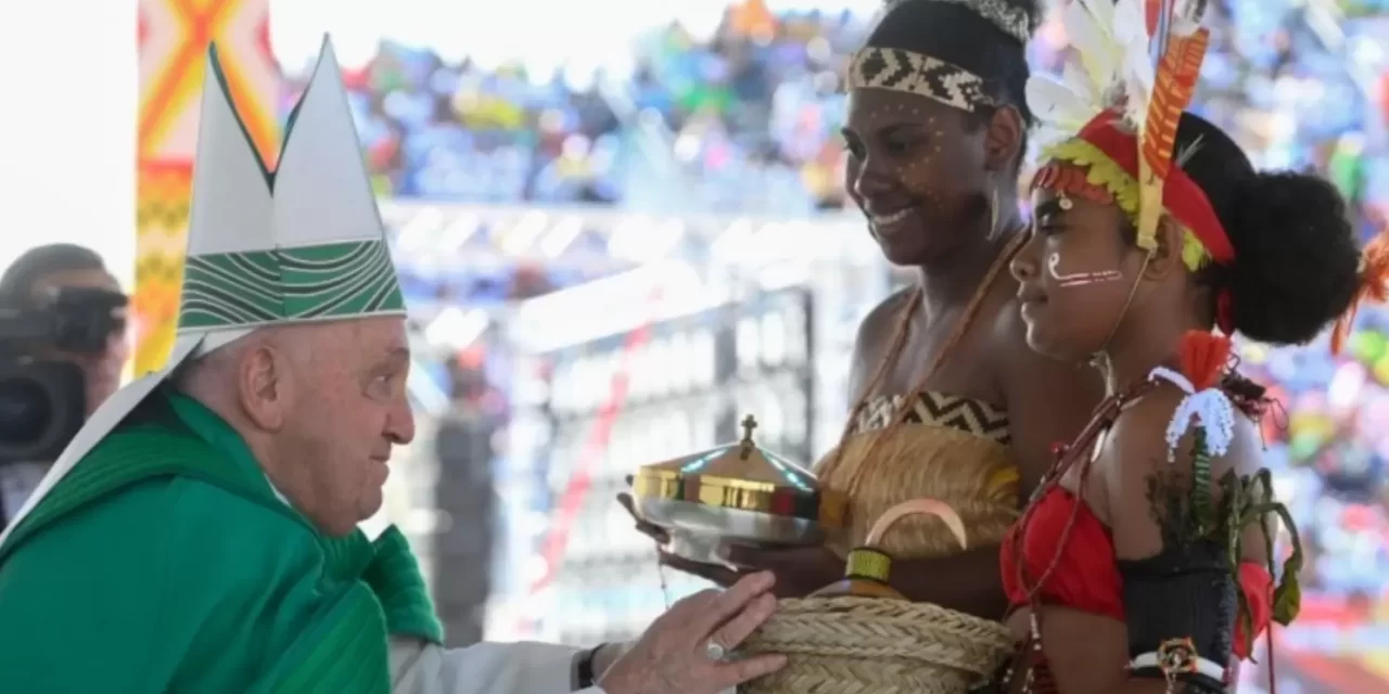 Omelia del Papa a Port Moresby: “Aprirsi all’altro, aprirsi a Dio”