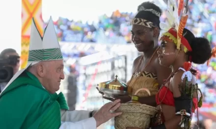 Omelia del Papa a Port Moresby: “Aprirsi all’altro, aprirsi a Dio”