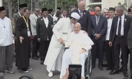 Papa Francesco alla moschea di Giacarta: Un appello all’amicizia interreligiosa