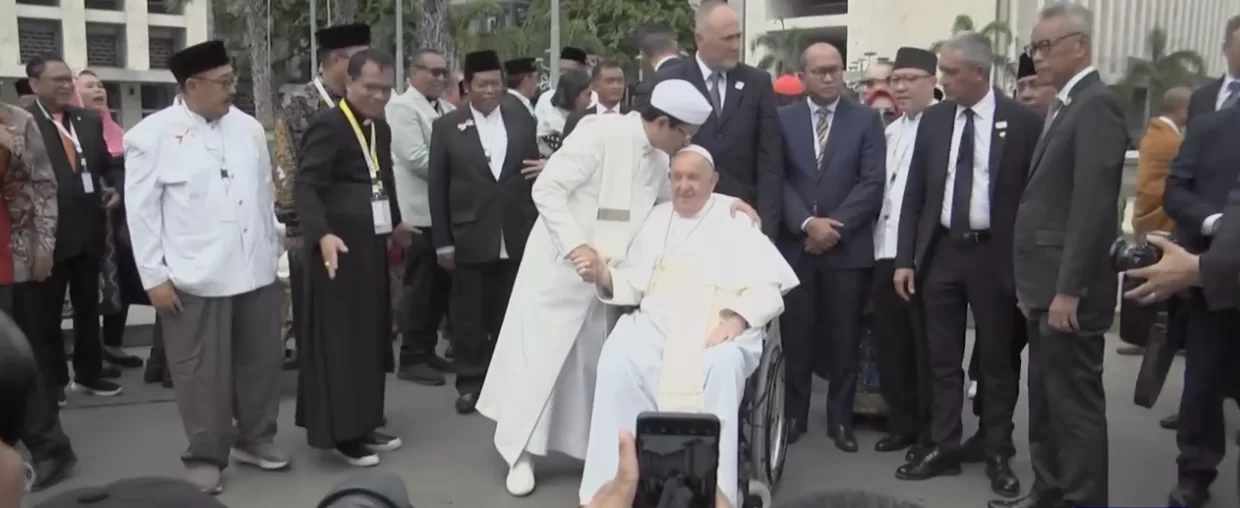 Papa Francesco alla moschea di Giacarta: Un appello all’amicizia interreligiosa