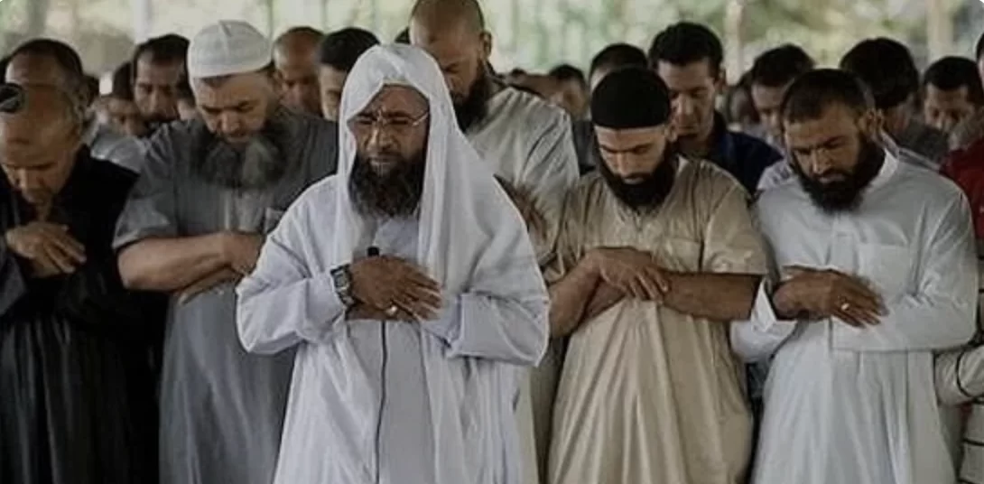 Il salafismo in Egitto: Un secolo di influenza e contraddizioni nel discorso islamico
