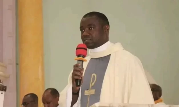 Il rettore P. Thomas Oyode si sostituisce a due seminaristi rapiti