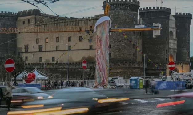 Pulcinella a Napoli: tra ironia, simbolismo e una statua “controcorrente”