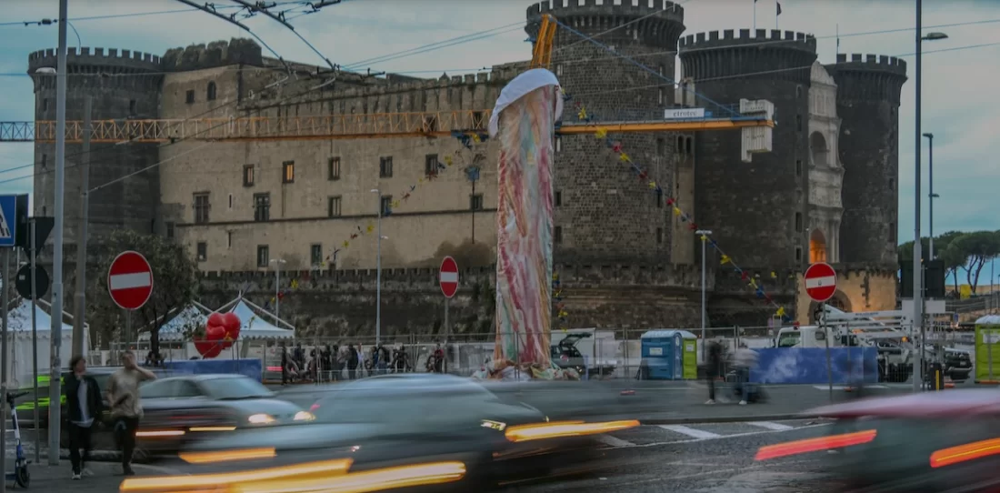 Pulcinella a Napoli: tra ironia, simbolismo e una statua “controcorrente”