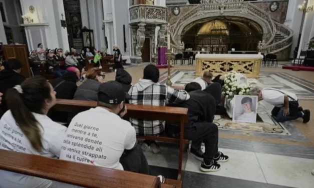 Napoli piange Emanuele, ma le istituzioni restano assenti