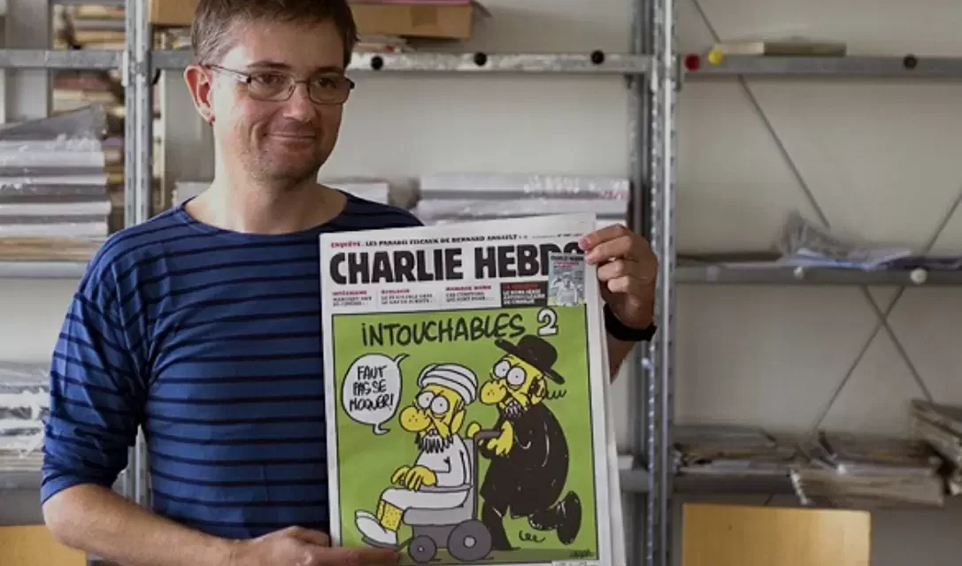 Charlie Hebdo celebra i dieci anni dall’attentato continuando ad irridere la religione