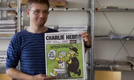 Charlie Hebdo celebra i dieci anni dall’attentato continuando ad irridere la religione