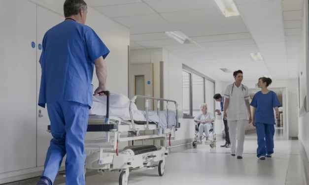 La manovra di governo traccia un solco profondo tra sanità pubblica e privata