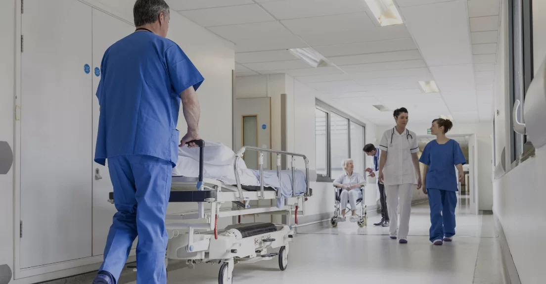La manovra di governo traccia un solco profondo tra sanità pubblica e privata