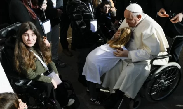 Papa Francesco ad Ajaccio: Un Messaggio di Speranza e Cura per i Ministri della Chiesa