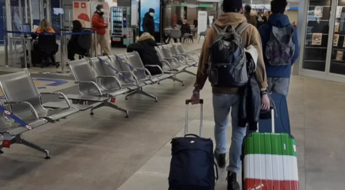 La fuga dei giovani e la cortina fumogena dell’immigrazione