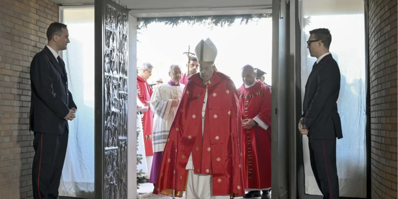 Papa Francesco apre la Porta Santa nel carcere di Rebibbia: un Giubileo di speranza e dignità