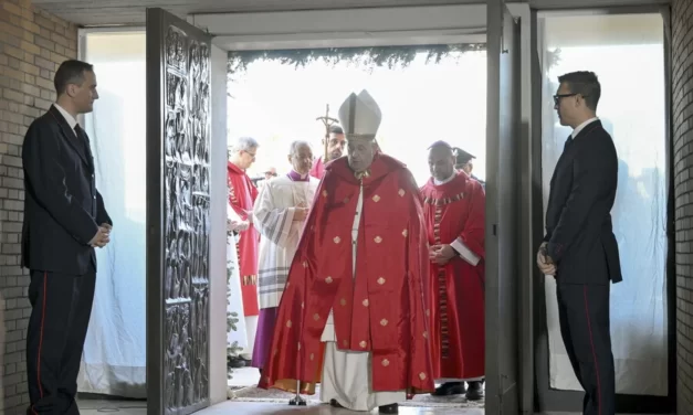 Papa Francesco apre la Porta Santa nel carcere di Rebibbia: un Giubileo di speranza e dignità