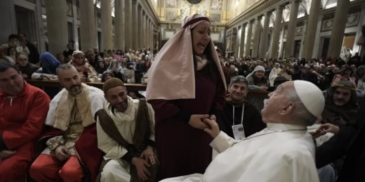 Papa Francesco incontra i figuranti del presepe vivente a S. Maria Maggiore