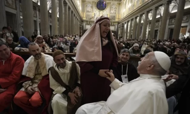 Papa Francesco incontra i figuranti del presepe vivente a S. Maria Maggiore