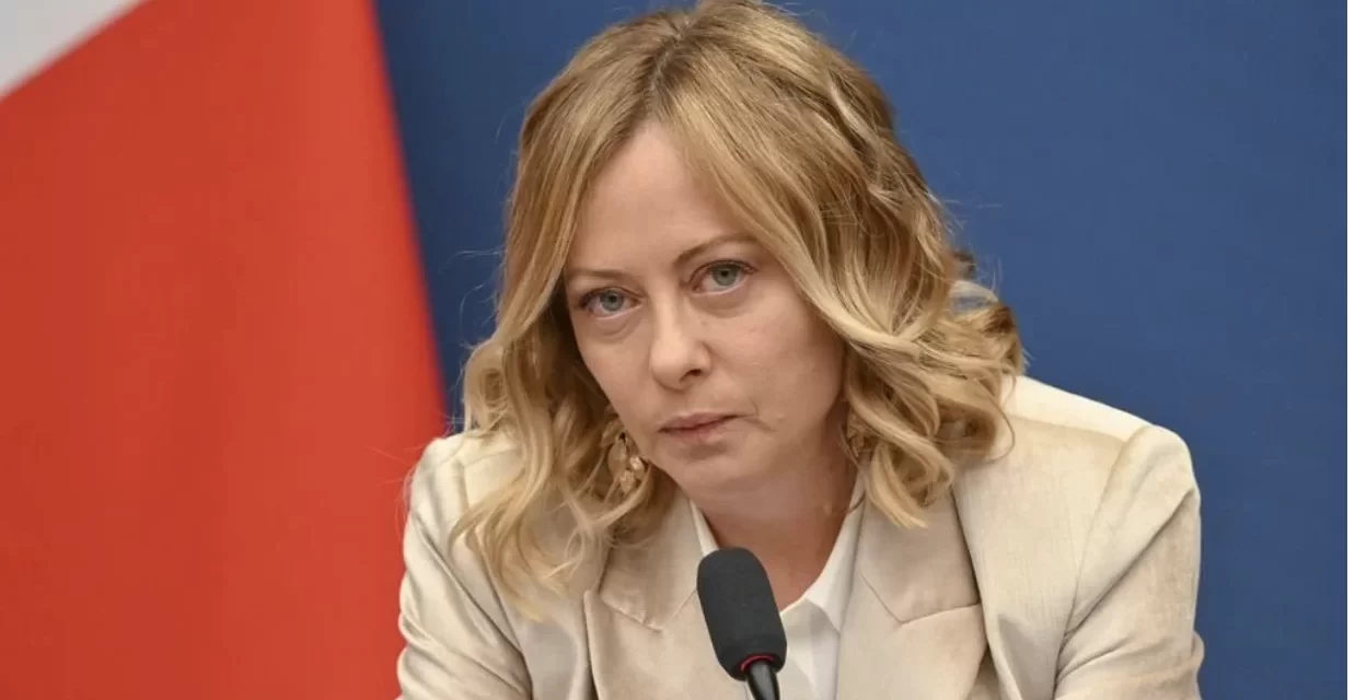 La retorica del governo, non elimina le sue contraddizioni