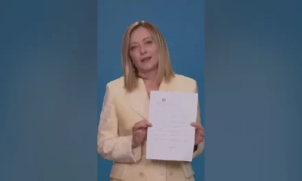 Giorgia Meloni e il caso Almasri: il teatrino di una politica sotto ricatto