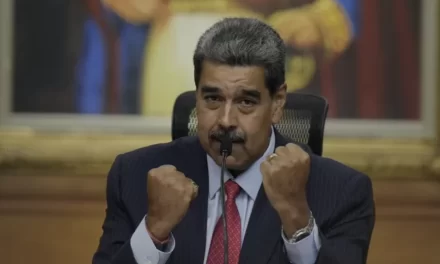 Maduro affronta il terzo mandato tra contestazioni internazionali e crisi interna