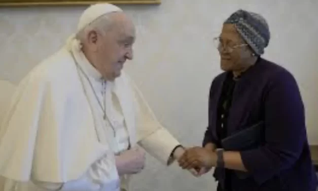 Papa Francesco cade di nuovo: un segnale d’allarme sulla sua salute?