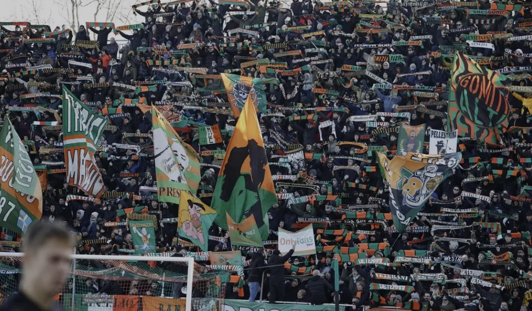 Violenza e intolleranza nel calcio: tifoso interista aggredito a Venezia