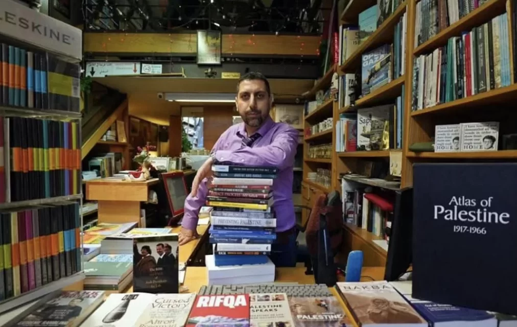 Libri sequestrati e cultura sotto attacco: l’irruzione alla Educational Bookshop di Gerusalemme