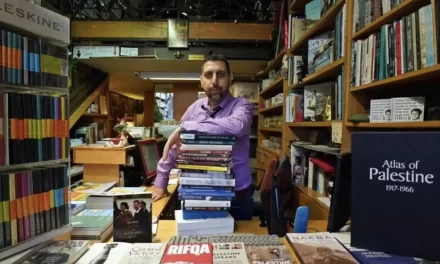 Libri sequestrati e cultura sotto attacco: l’irruzione alla Educational Bookshop di Gerusalemme