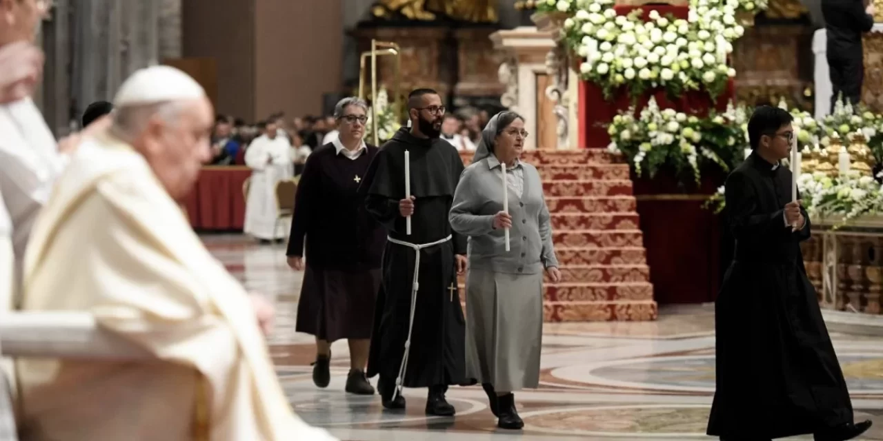 Papa Francesco: la vita consacrata, luce in un mondo di relazioni superficiali