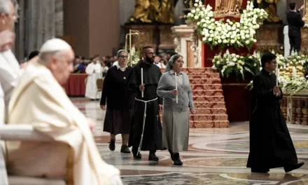 Papa Francesco: la vita consacrata, luce in un mondo di relazioni superficiali