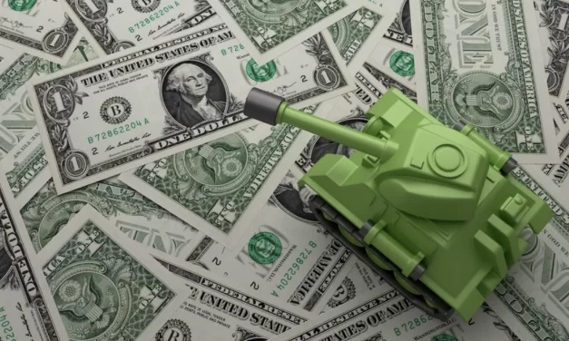 Dal welfare al warfare: La fine della destra e della sinistra, l’ascesa dell’elité contro i poveri