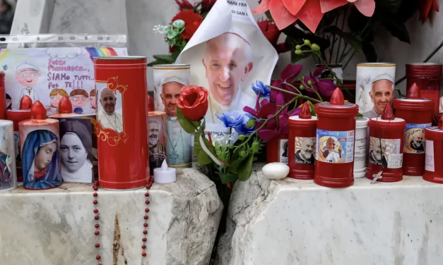 Papa Francesco, condizioni stabili: il mondo prega per lui