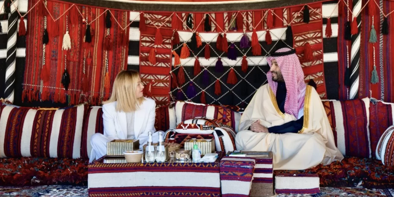 Meloni in Arabia Saudita: affari e contraddizioni di una politica pragmatica