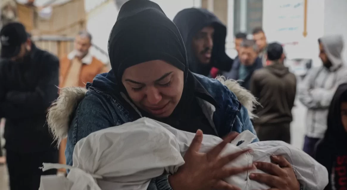 Gaza, bambini morti di freddo: la tregua non basta a fermare la catastrofe umanitaria