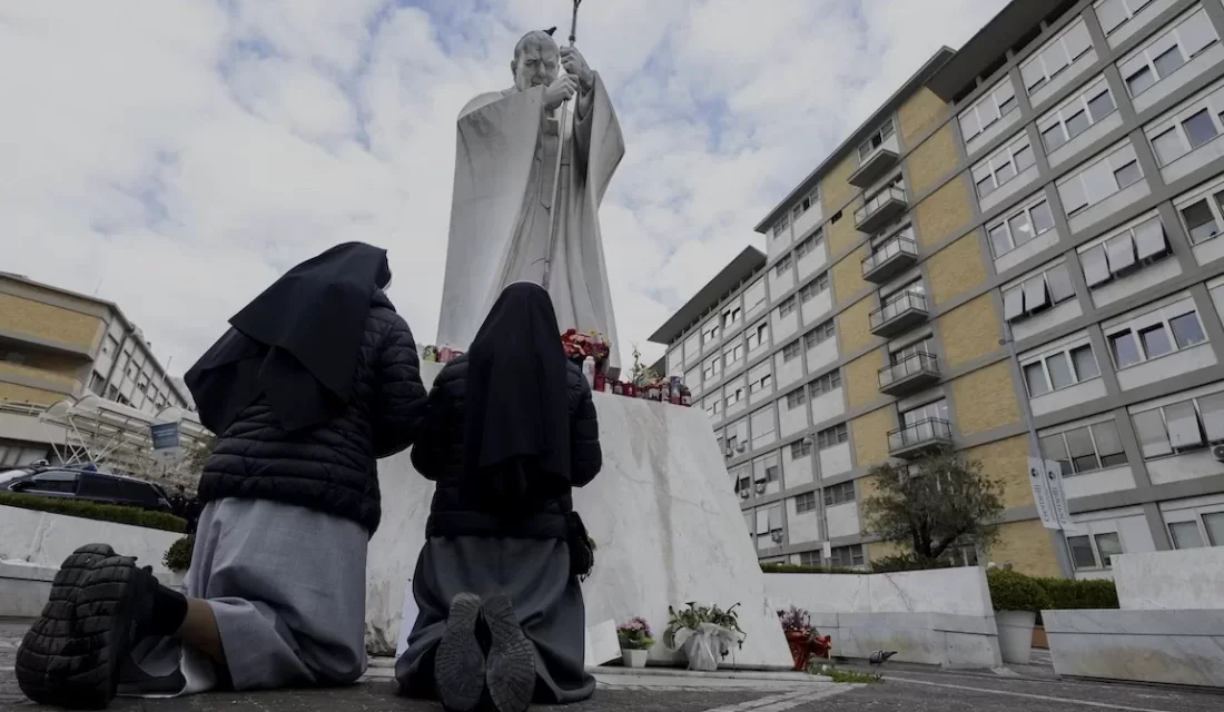 Papa Francesco in miglioramento: continua a lavorare dal Gemelli mentre la Chiesa prega per lui