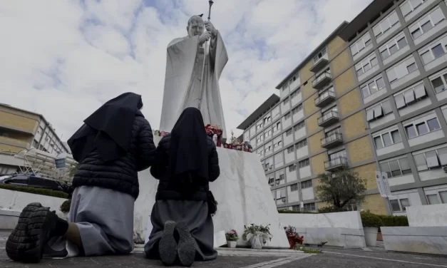 Papa Francesco in miglioramento: continua a lavorare dal Gemelli mentre la Chiesa prega per lui
