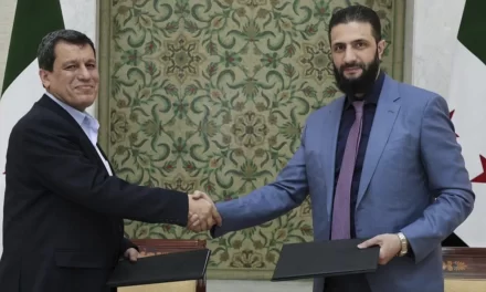 Accordo storico tra governo siriano e forze curde; violenze settarie scuotono la Siria