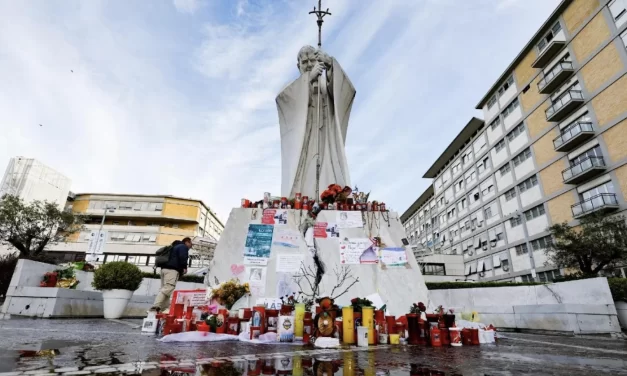 Papa Francesco: prognosi sciolta, ma quadro clinico ancora complesso