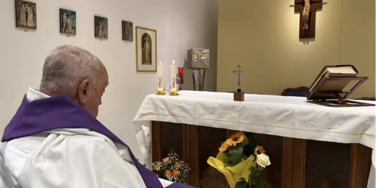 Papa Francesco al Gemelli: segni di miglioramento e un messaggio di speranza