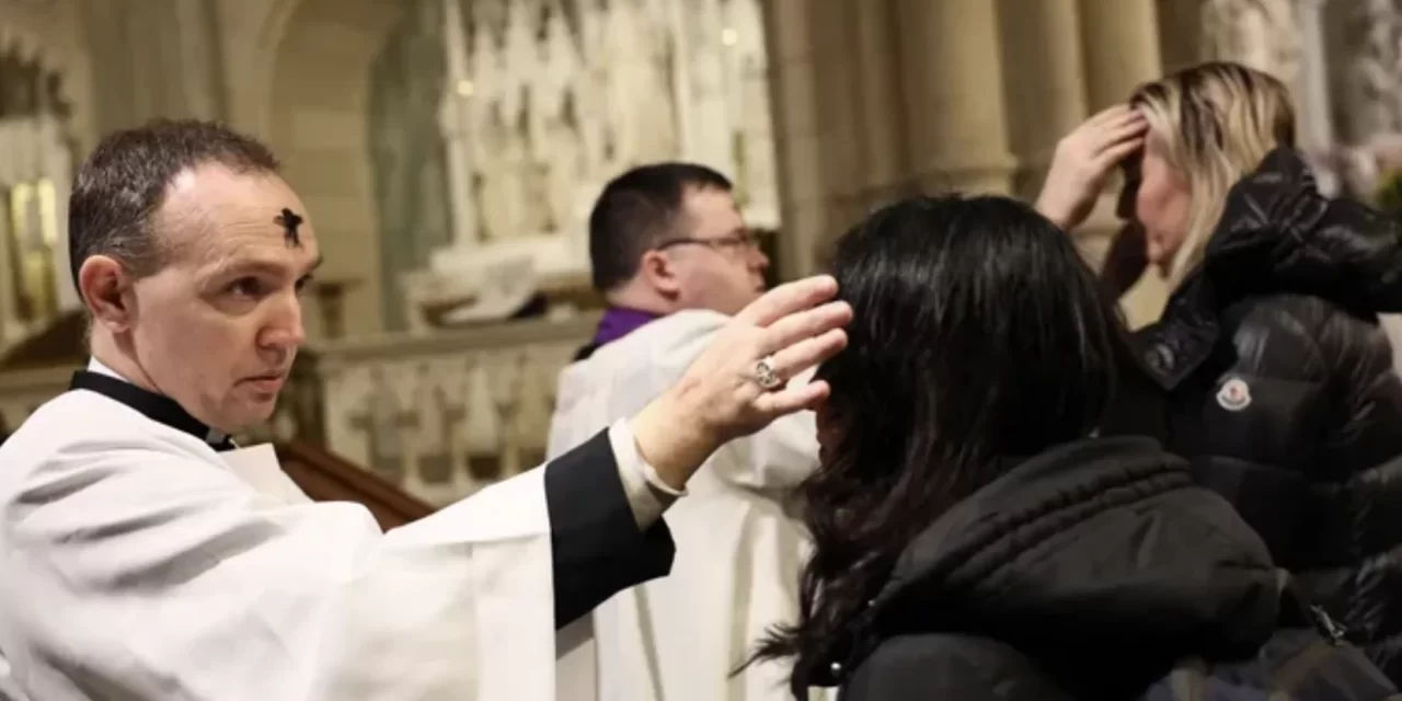 Trump e la strumentalizzazione della religione: il Mercoledì delle Ceneri alla Casa Bianca e il calcolo elettorale